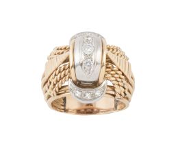 135.  Sortija chevalière años 40 realizada con varios hilos en oro rosa, con decoración de cordoncillo combinada con arcos de brillantes. En oro rosa de 18K. Total weight approx. diamonds: 0.20 carats