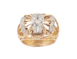 136.  Sortija chevalière años 40 en oro rosa realizada con hilos de oro, cordoncillo y arcos de brillantes. En oro rosa de 18K con frente de engaste en platino. Total weight approx. diamonds: 0.24 carats