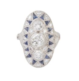 120.  Sortija lanzadera oval estilo Art-Decó con tres brillantes en chatón centrales, sobre pavé de brillantes