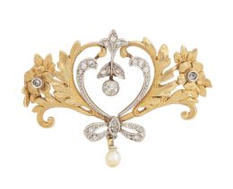 78.  Broche Belle-Époque de motivos vegetales labrados en oro, con centro de cintas de diamantes con remate de lazo y perla fina colgante 