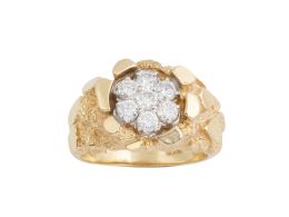 139.  Sortija ancha años 30 con decoración a modo de rocalla y rosetón central de brillantes