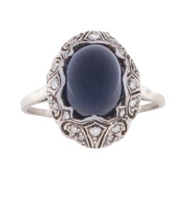 91.  Sortija Art- Decó con cabujón pan de azúcar de zafiro en montura calada y decorada con diamantitos