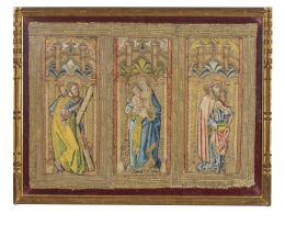 1117.  Tejido bordado con hilos de clor e hilos en oro con la Virgen con el niño y dos santos bajo arcos conopiales.Castilla, finales del S. XV - principios del S. XVI.