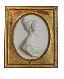 1129.  Tondo con dama de perfil en relieve en mármol tallado.Italia, h. 1830-1840.