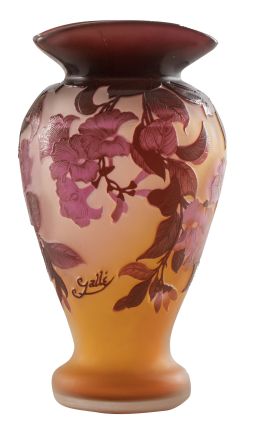 1138.  Emile Gallé (Nancy, 1846 - 1904).Jarrón Art-nouveau de cristal doblado y tallado al camafeo.Firmado.