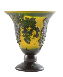 1136.  Emile Gallé (Nancy, 1846 - 1904).Jarrón Art-nouveau de cristal doblado con decoración de camafeo.Firmado.