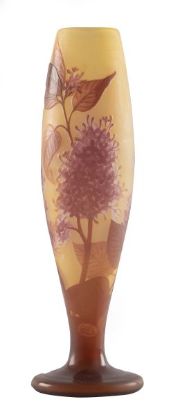 1137.  Emile Gallé (Nancy, 1846 - 1904).Jarrón Art-nouveau de cristal doblado y tallado al camafeo.Firmado.