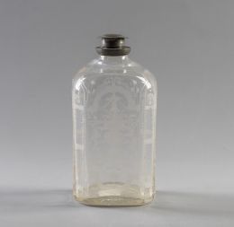 591.  Garrafa de vidrio con decoración grabada a rueda y rematada boca de estaño.La Granja, segunda etapa, periodo barroco S. XVIII.