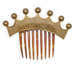 721.  Peina de metal dorado y calado y carey, con forma de corona, rematado por bolas.Andalucía o Valencia, segunda mitad del S. XIX.