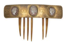 723.  Peineta de moño de latón dorado con trabajo de punteado y tres camafeos femeninos de concha.Probablemente Italia, h, 1890.