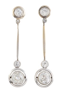 97.  Pendientes largos Art-Decó con chatón de brillante que pende de barrita y chatónes de brillante de menor tamaño