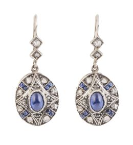 88.  Pendientes largos Art-Decó de diamantes y zafiros con ovalos colgantes decorados con cabuchón de zafiro y aspas de diamantes y zafiros calibrados