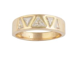 193.  Sortija con cinco brillantes talla triangular, en aro en  foma de banda de oro liso 