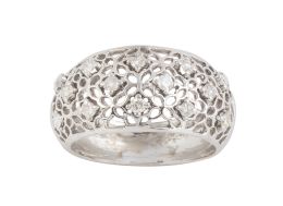 176.  Sortija ancha con trabajo calado de flores decoradas con centros de brillantes