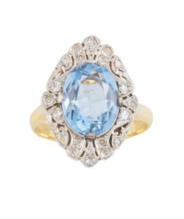 80.  Sortija lanzadera Art-Decó con piedra azul oval central y marco de diamantes