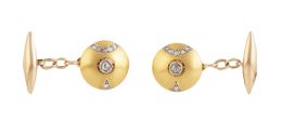 72.  Gemelos circulares de pp. S. XX en oro mate decorados con diamantes