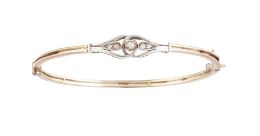 81.  Pulsera rígida de pp. S. XX con centro de nudo con brillantes