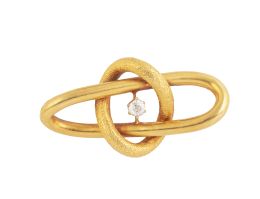 50.  Broche nudo S. XIX con cinta lisa y grabada entrelazadas y brillante central de talla antigua de 0,10 ct aprox