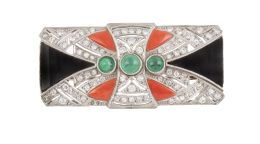 123.  Broche placa Art-Decó de brillantes con decoración geométrica combinando coral, esmeraldas y ónix