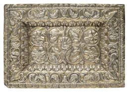 1341.  Bandeja de plata sobredorada con decoración repujada de aves, flores y pavo real en el centro.Trabajo virreinal, S. XVII.