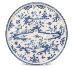 1212.  Salvilla de cerámica esmaltada en azul cobalto con grutescos y chinerías.Moustiers, S. XVIII.