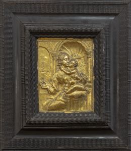 519.  La Virgen con el niño.Placa de bronce dorado, con decoración grabada y en relieve. Con marco de época de madera tallada y ebonizada.Trabajo flamenco, S. XVII.