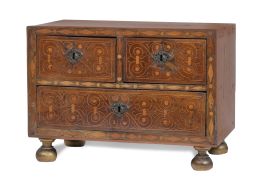 524.  Papelera de madera de nogal y marquetería de boj vegetal esquematizada.Asturias, primera mitad del S. XVII.