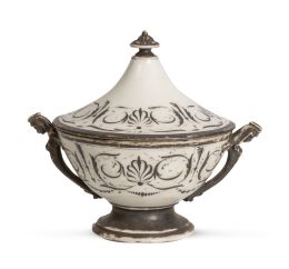 1047.  Azucarero con tapa de cerámica de reflejo de plateadoAlcora, tercera época (1800 - 1825).