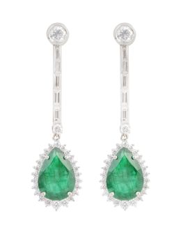 397.  Pendientes largos de esmeraldas y brillantes, con perilla de esmeralda orlada de brillantes, que pende de línea en rivière de diamantes talla baguette y brillante en chatón superior