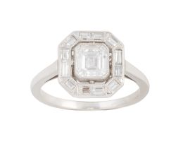 378.  Sortija octogonal con brillante central talla esmeralda de 0,90 ct aprox y marco de brillantes talla baguette