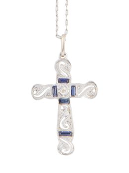 85.  Cruz colgante Art-Decó de diamantes zafiros talla baguette, con cadena de platino