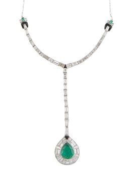 396.  Pendentif  Art-Decó de esmeralda y diamantes talla baguette, con centro de perilla de esmeralda orlada de baguettes, que pende de línea en rivière de baguettes unida al collar principal 