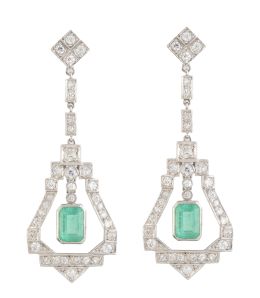 338.  Pendientes largos estilo Art-Decó de brillantes y esmeraldas, con motivo geométrico calado y esmeralda talla esmeralda central que pende de bandas de brillantes
