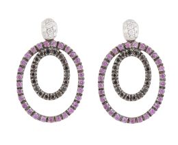 283.  Pendientes largos con diamantes negros y zafiros rosas en aros ovales que penden de óvalo de pavé de brillantes
