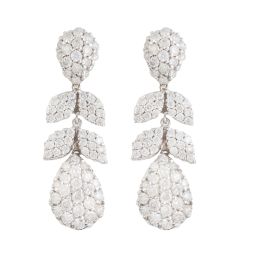 330.  Pendientes largos con dos peras cuajadas de brillantes entre pareja de hojitas de brillantes