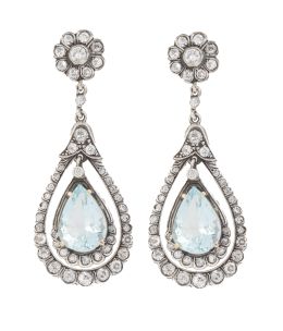 420.  Pendientes largos Belle-Époque de brillantes de talla antigua y aguamarinas, con diseño de lágrima que pende de rosetón superior