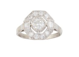 351.  Sortija octogonal de brillantes estilo Art-Decó, con brillante central engastado en ocho garras