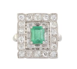 339.  Sortija estilo Art-Decó de brillantes y esmeralda con diseño rectangular