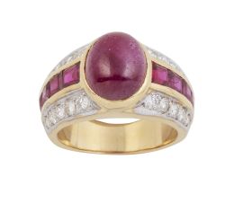 249.  Sortija con cabuchón de rubí entre bandas de brillantes y banda central de rubíes carré