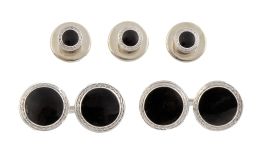 76.  Botonadura Art-Decó compuesta por gemelos circulares y tres botones de esmalte negro con marco de espigas