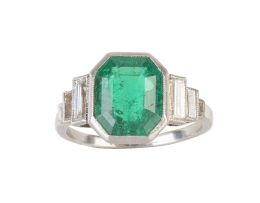 402.  Sortija Art-Decó con esmeralda octogonal de 4 ct aprox, flanqueada por trios de diamantes talla baguette escalonados