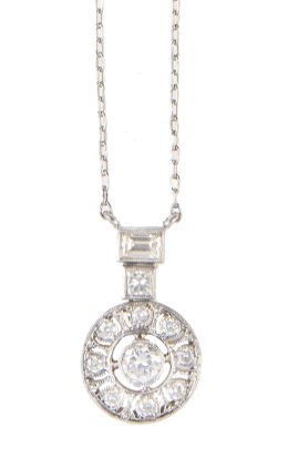 345.  Pendentif de brillantes estilo Art-Decó, con rosetón que pende de pareja de diamantes talla baguette escalonados