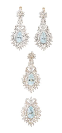 406.  Conjunto de pendientes, sortija y colgante de aguamarinas y brillantes con aguamarinas talla pera en grandes motivos con varias orlas y decoración de lazo superior