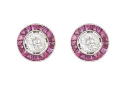 318.  Pendientes de ojo de perdiz con un brillante central orlado de rubíes calibrados 