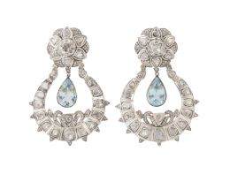 392.  Grandes pendientes indúes de aguamarinas y diamantes, con diseño de gran rosetón de diamantes y gota de diamantes calada, en cuyo interior pende aguamarina talla pera
