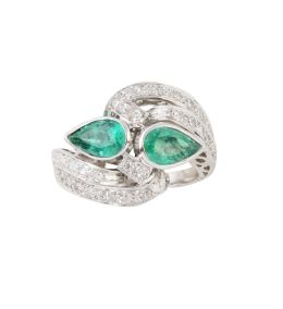401.  Sortija de brillantes y esmeraldas talla pera combinados en frente simétrico
