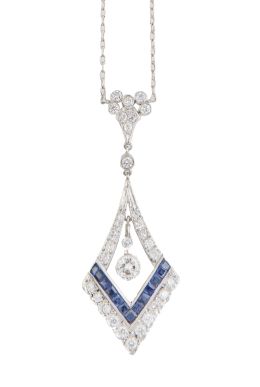 354.  Pendentif estilo Art-Decó de zafiros y brillantes, con diseño de rombo calado y cadena fina