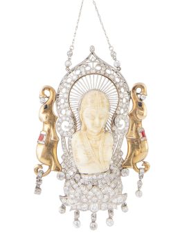362.  Gran colgante Art- Decó con Bodhisattva tallada en marfil, sobre marco a modo de capilla cuajada de brillantes y calada representando flor de loto en la base