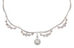 347.  Collar Belle-Époque de brillantes, con arcos articulados, los centrales con guirnaldas de flores colgantes, y con rosetón central colgante