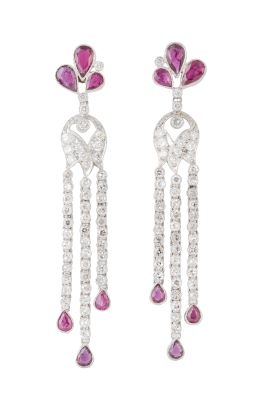 287.  Pendientes largos con trébol de rubíes del que pende flor de brillantes y tres líneas de brillantes en rivière, rematadas por rubíes talla pera